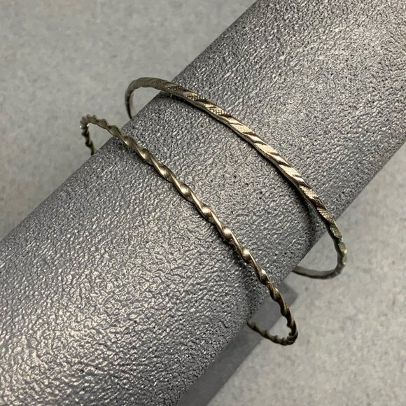 Bangle Bracelets Lot Of Two 3 In Silver Twist Diagonal Thin Classic Chic Retro - Picture 1 of 3